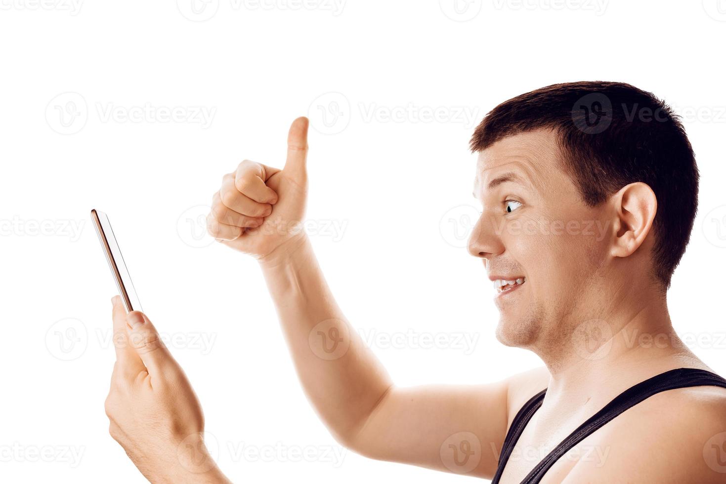 uomo felice con il pollice in su leggendo alcune buone notizie dal suo tablet. emozione umana, reazione, espressione. isolato su sfondo bianco. foto