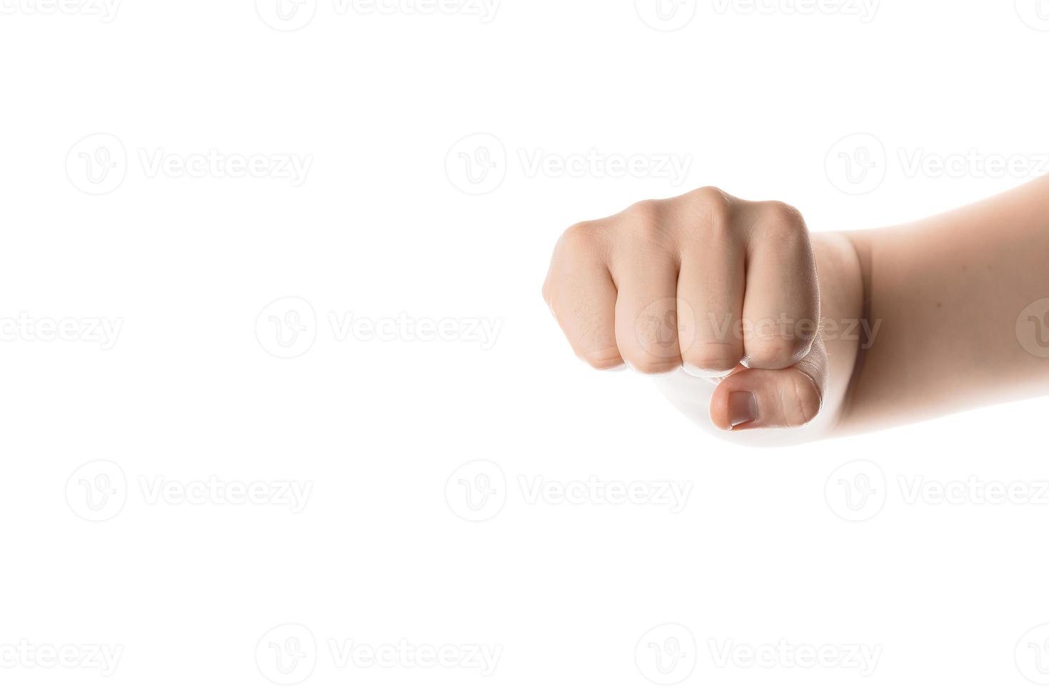 mano dell'uomo con il gesto del pugno. isolato su sfondo bianco. foto