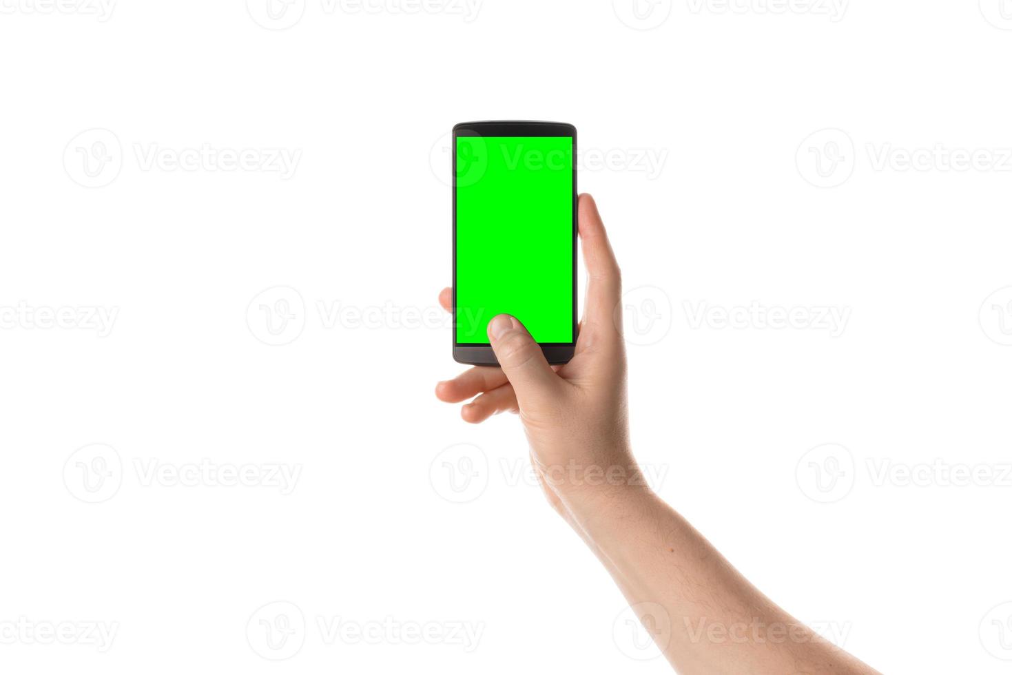 la mano maschile tiene lo smartphone nero. schermo isolato con chroma key e tutto isolato su sfondo bianco. foto