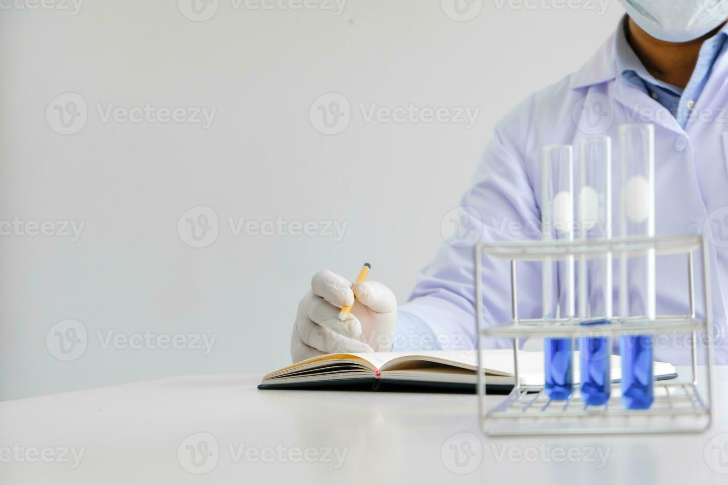 scienza innovativo maschio medico o scientifico laboratorio ricercatore esegue test con blu liquido nel laboratorio. attrezzatura scienza esperimenti tecnologia coronavirus covid-19 vaccino ricerca foto