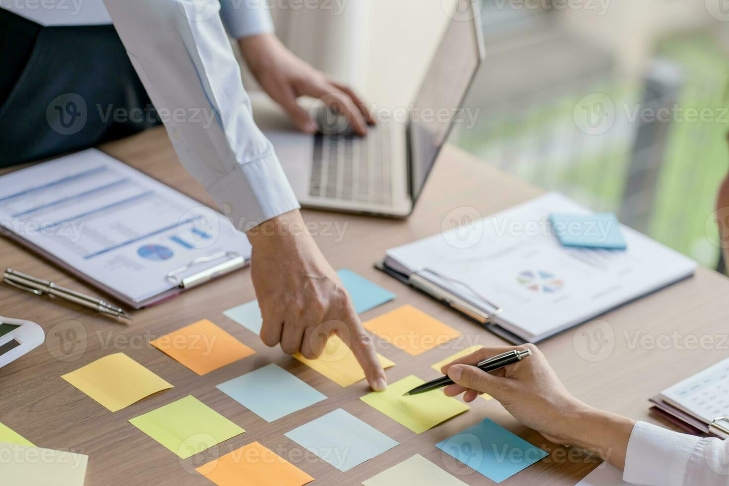 attività commerciale persone di brainstorming incontro design idee uso inviare esso Appunti per Condividere idea professionale investitore inizio su progetto attività commerciale di brainstorming pianificazione nel ufficio foto