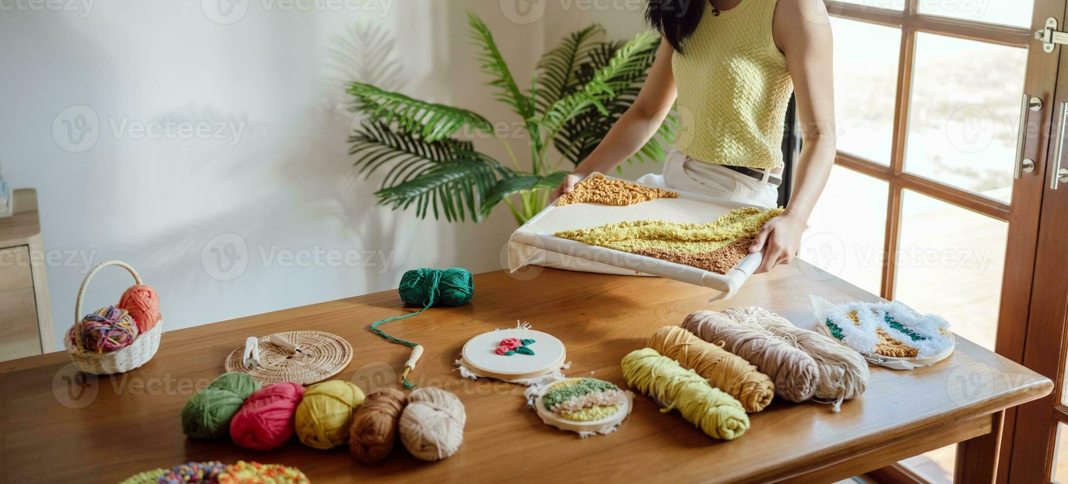 punch ago. asiatico donna fabbricazione fatto a mano passatempo maglieria nel studio officina. progettista posto di lavoro fatto a mano mestiere progetto Fai da te ricamo concetto. foto