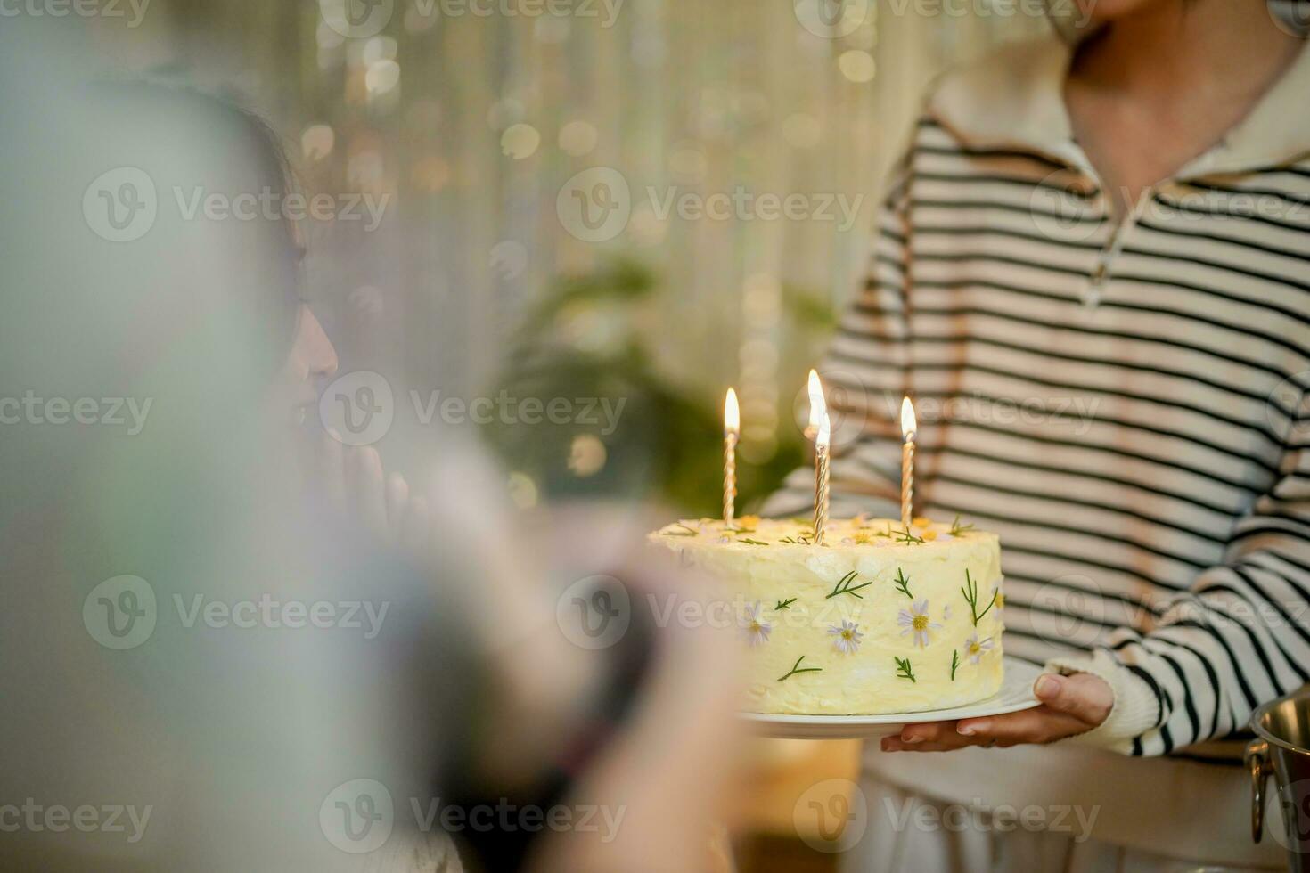 allegro amici godendo casa compleanno vacanza festa. asiatico sorella applauso potabile rosso vino festeggiare con compleanno torta. foto