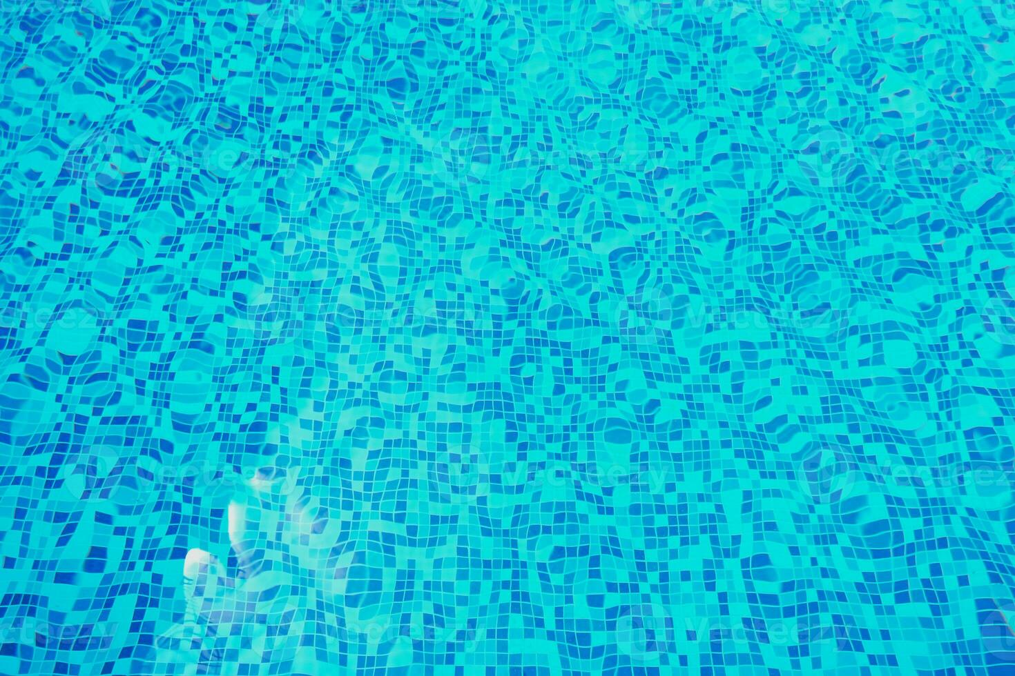 astratto piscina acqua. nuoto piscina flusso con onde sfondo superficie di blu nuoto piscina foto