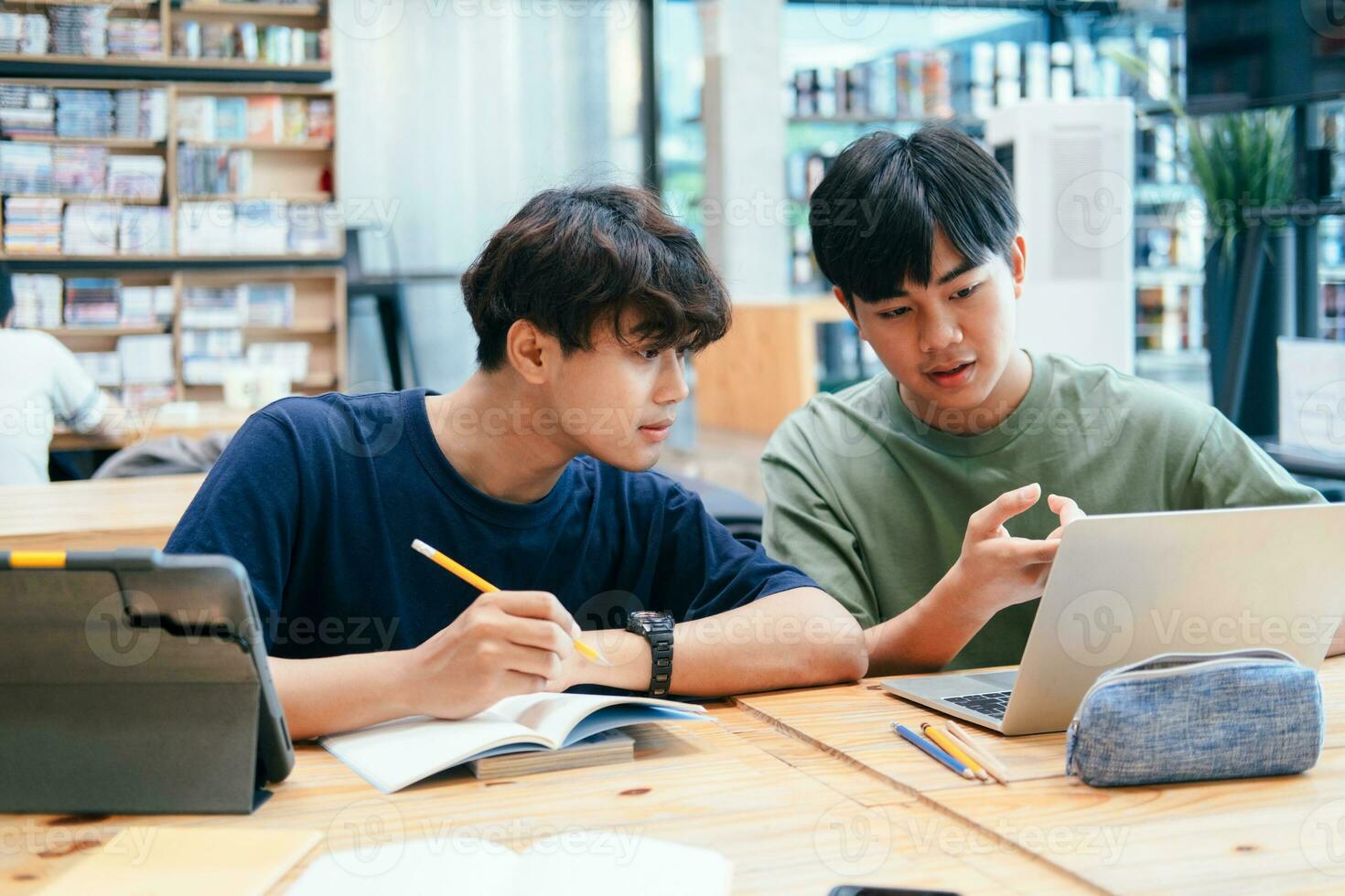 giovane studenti città universitaria aiuta amico attraente su e apprendimento. foto