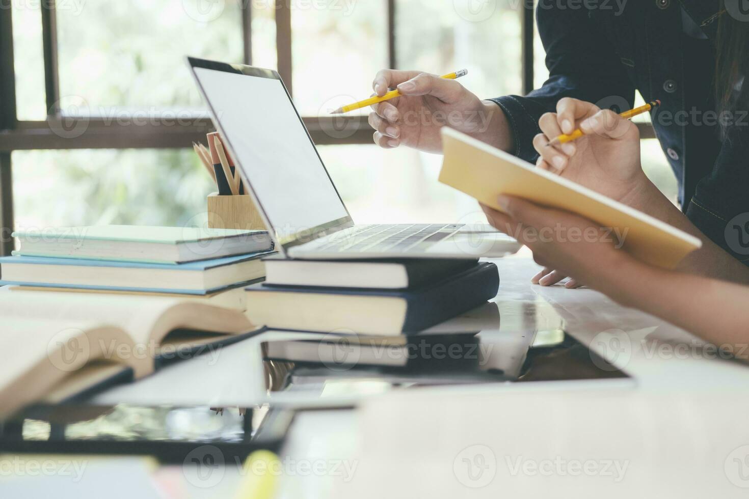 giovane studenti città universitaria aiuta amico attraente su e apprendimento. foto