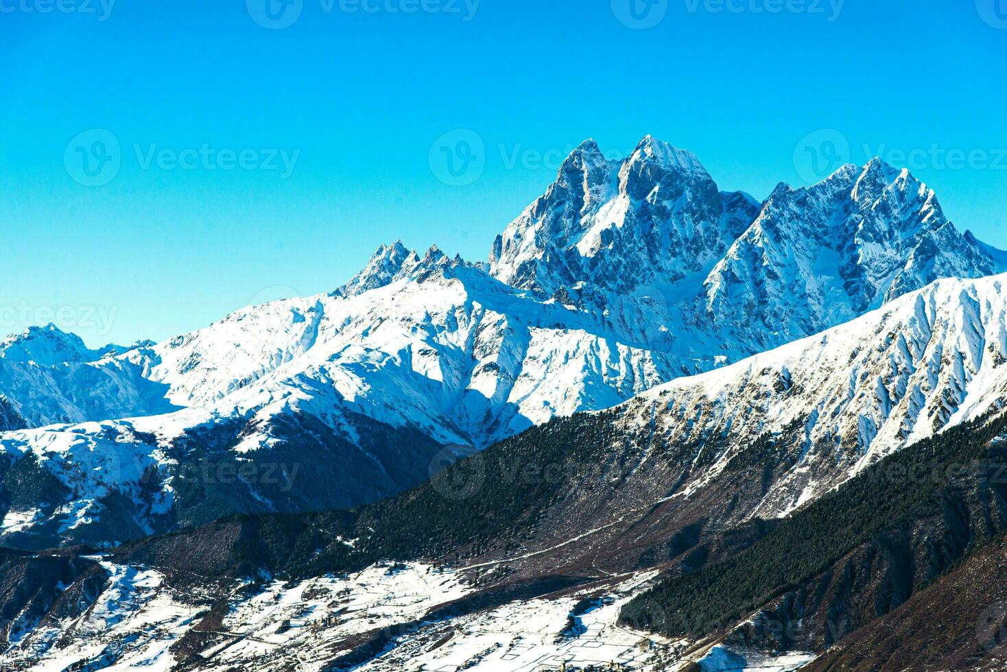 bellissimo scenografico Visualizza di Caucaso montagna. il modo per montagna con pino foresta coperto con neve nel inverno stagione a mestia Georgia foto