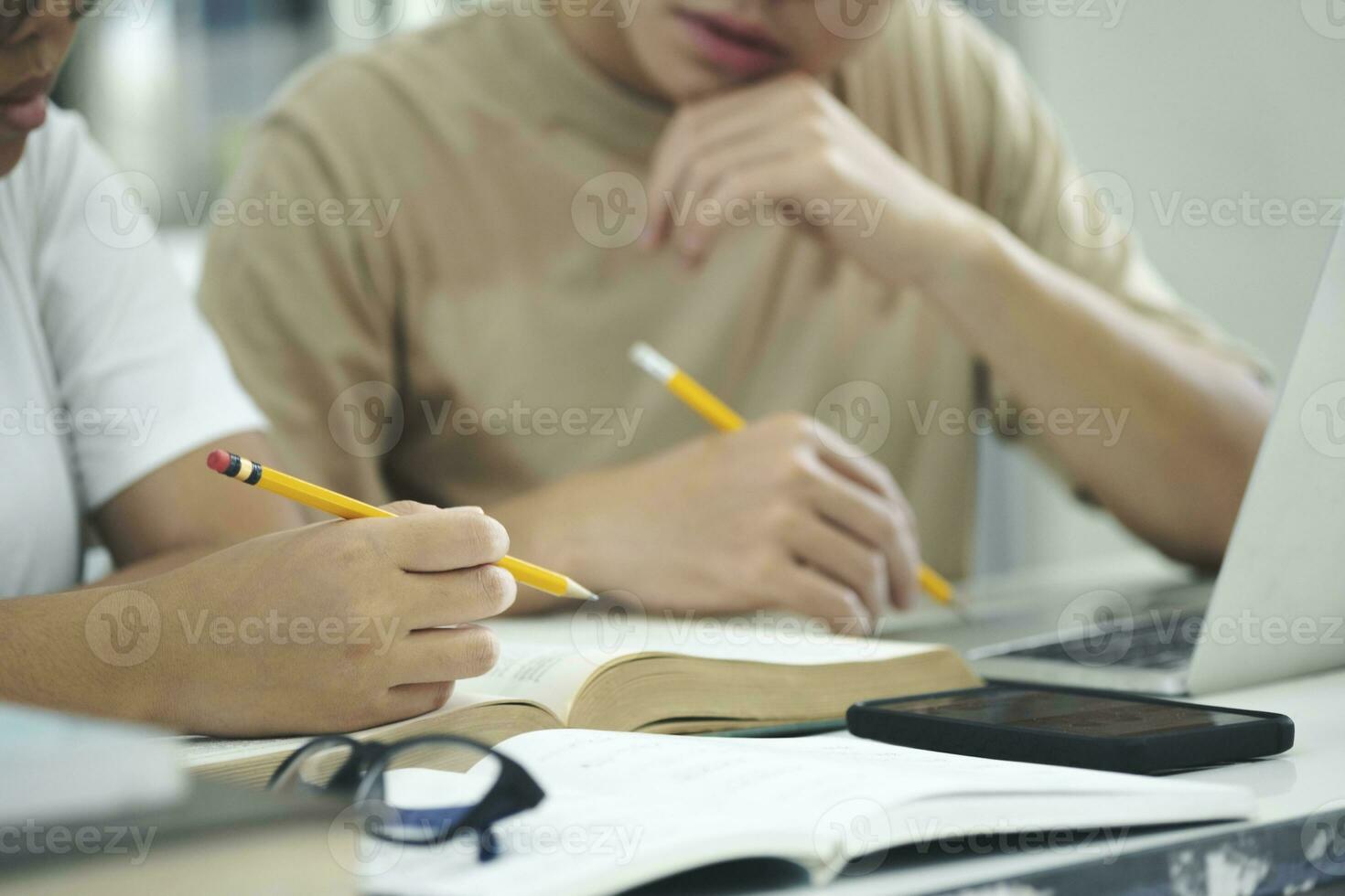 giovane studenti città universitaria aiuta amico attraente su e apprendimento. foto