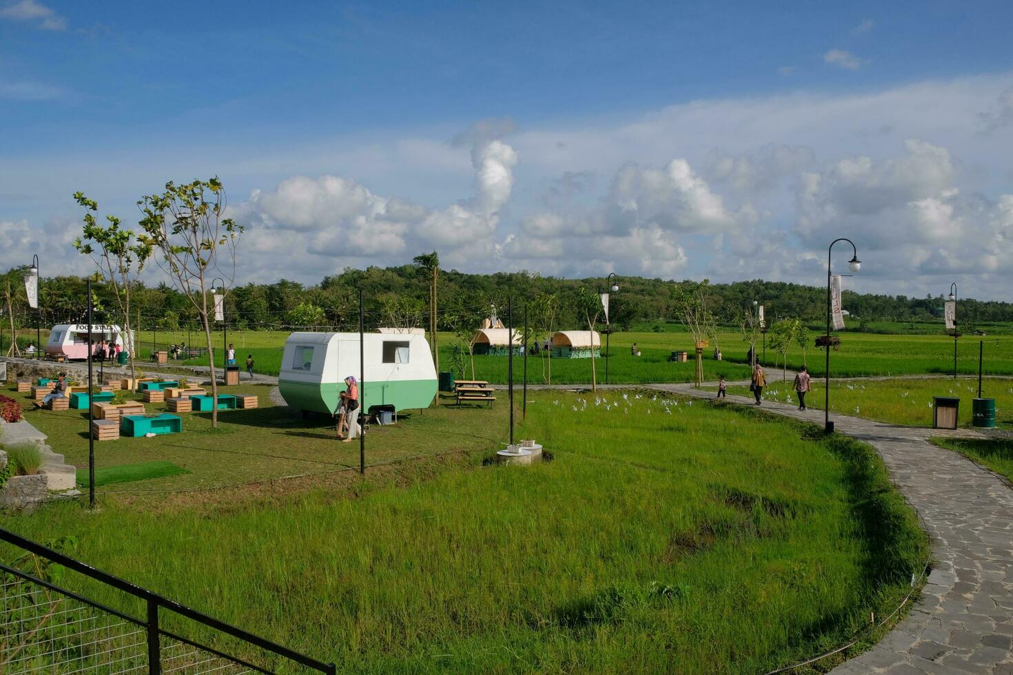 vivace rurale paesaggio con rotolamento nuvole e lussureggiante verde i campi foto