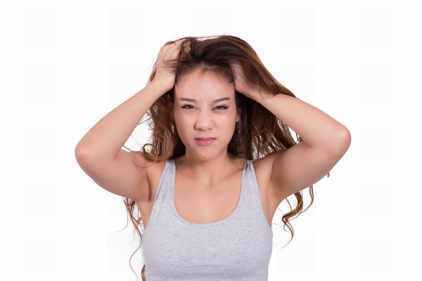 donna asiatica preoccupata per la caduta dei capelli su sfondo bianco. foto