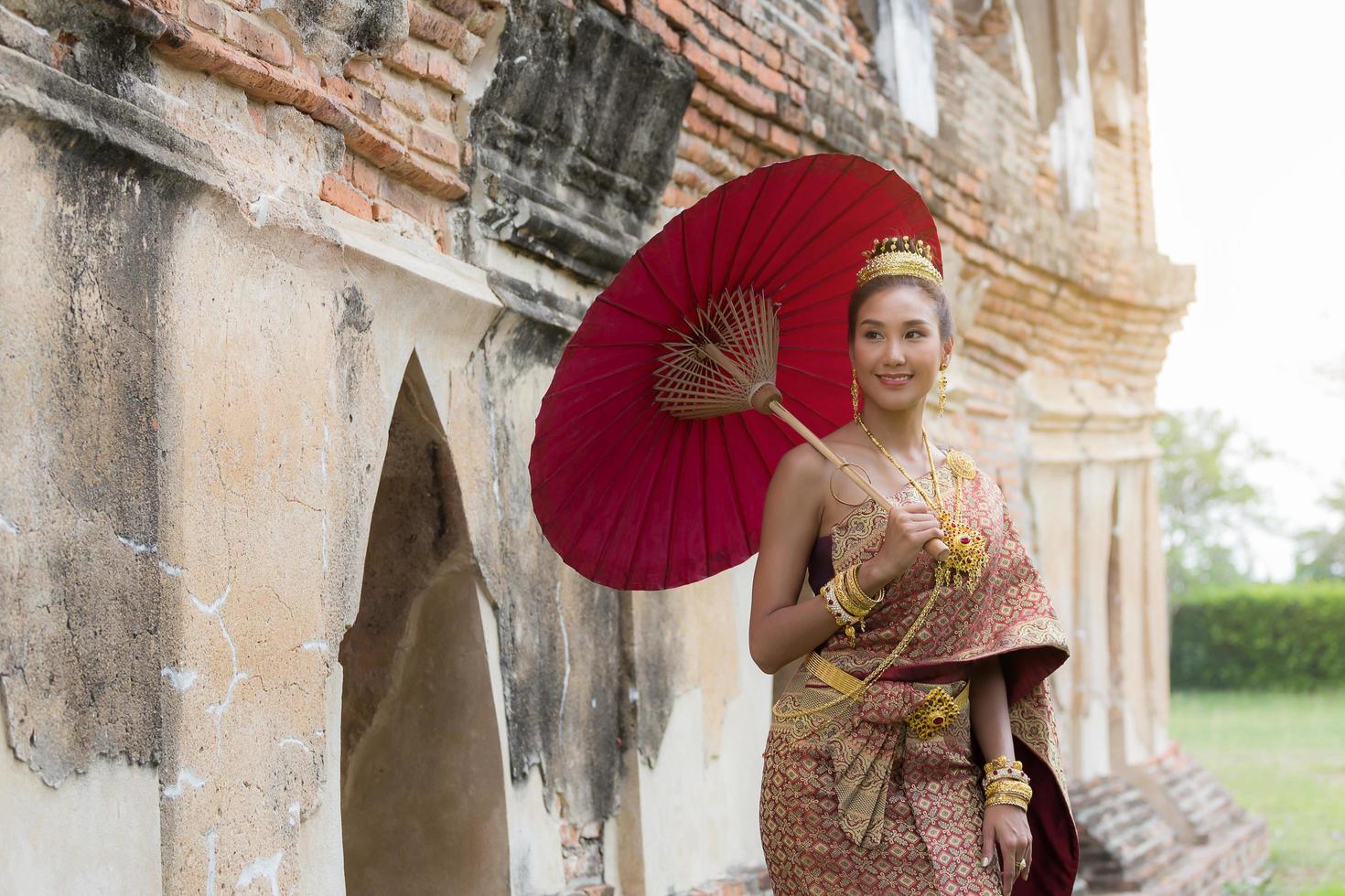 bella donna tailandese che indossa abiti tradizionali tailandesi foto