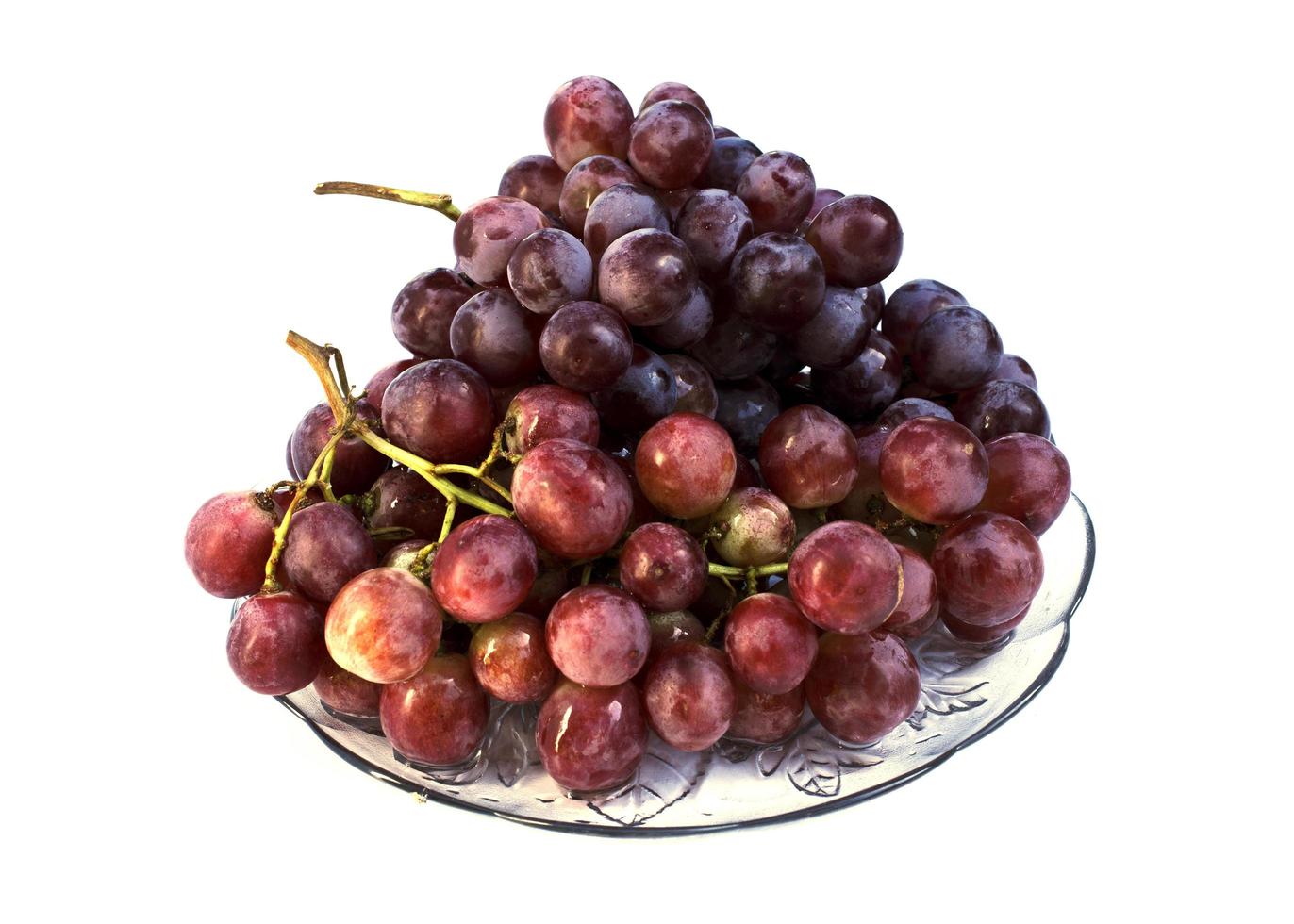 frutti di uva rossa isolati su sfondo bianco foto