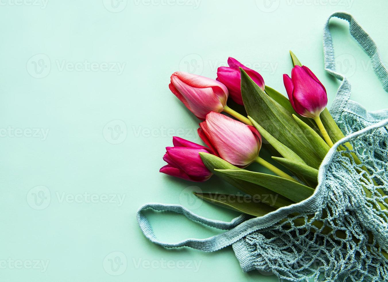 tulipani primaverili in eco bag foto