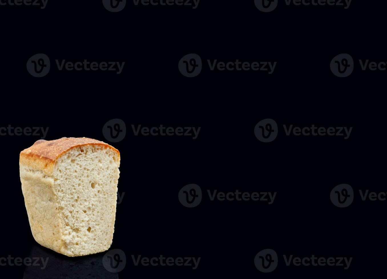 segale pane su un' buio sfondo nel il tagliare con un' croccante Crosta e struttura nel il buco. fresco casa al forno lievito pane. foto nel alto qualità