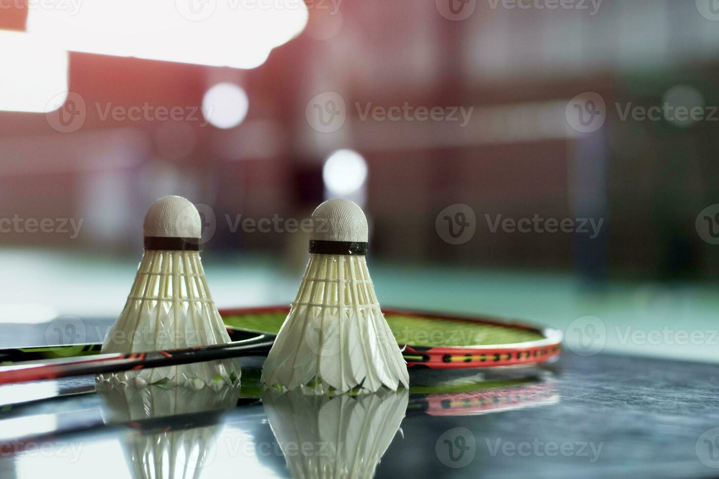 crema bianca badminton volano e racchetta su pavimento nel interno badminton Tribunale, copia spazio, morbido e selettivo messa a fuoco su volani. foto