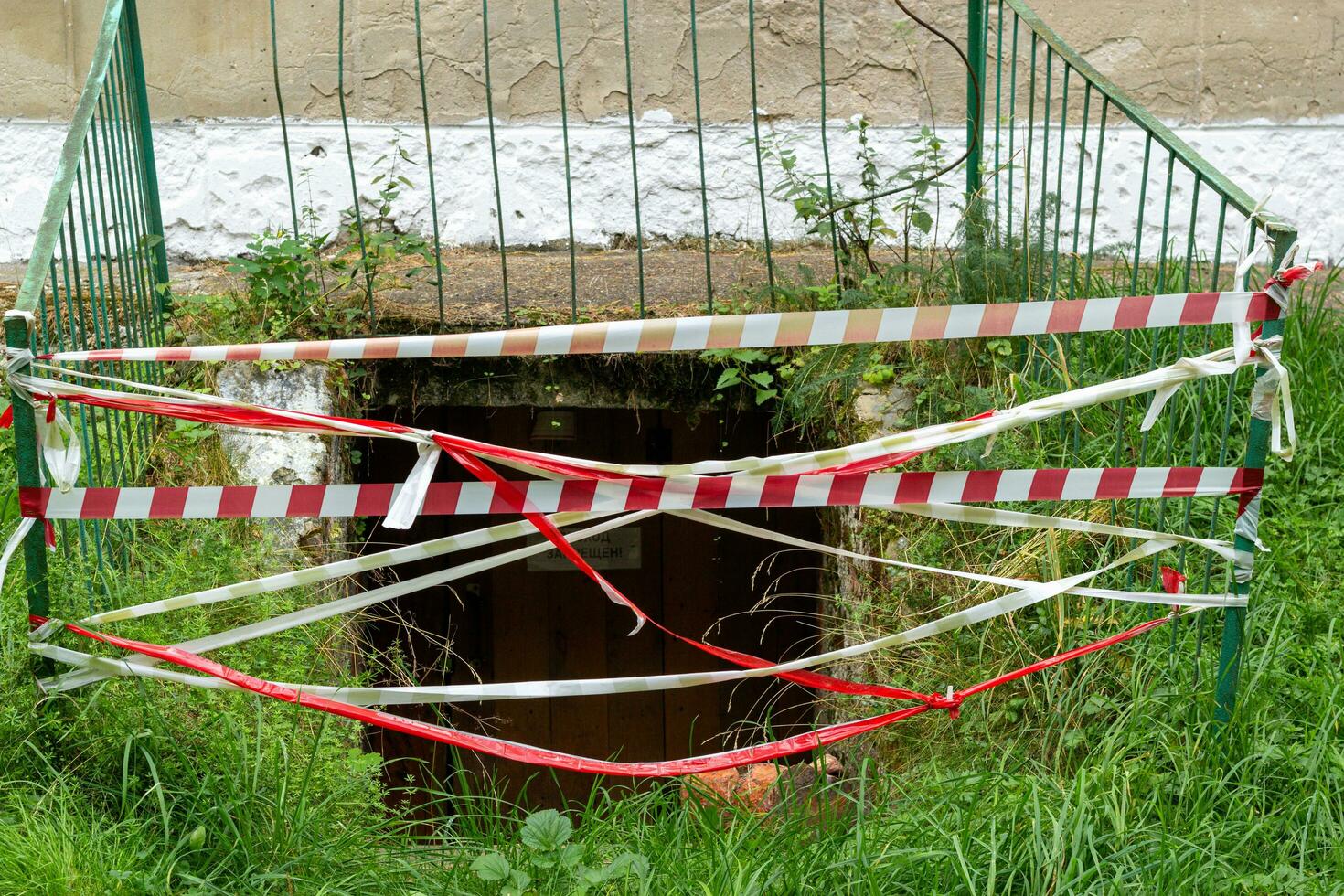 Ingresso il seminterrato è recintato con a strisce nastro. foto