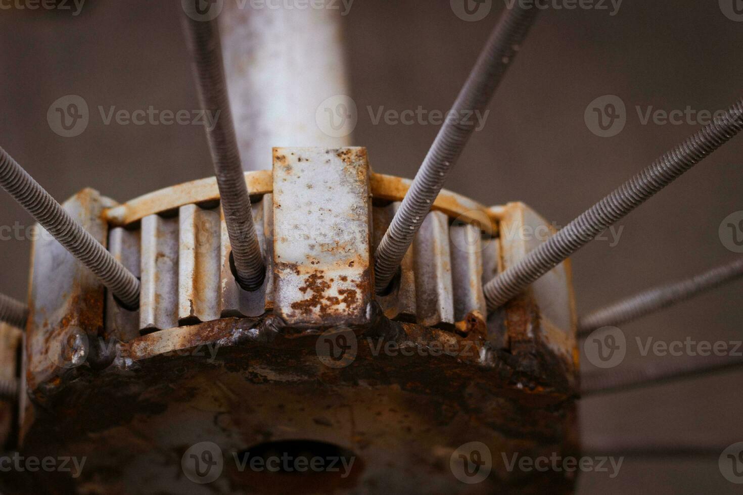 vecchio arrugginito metallo raggi ruota. bicicletta costruzione foto