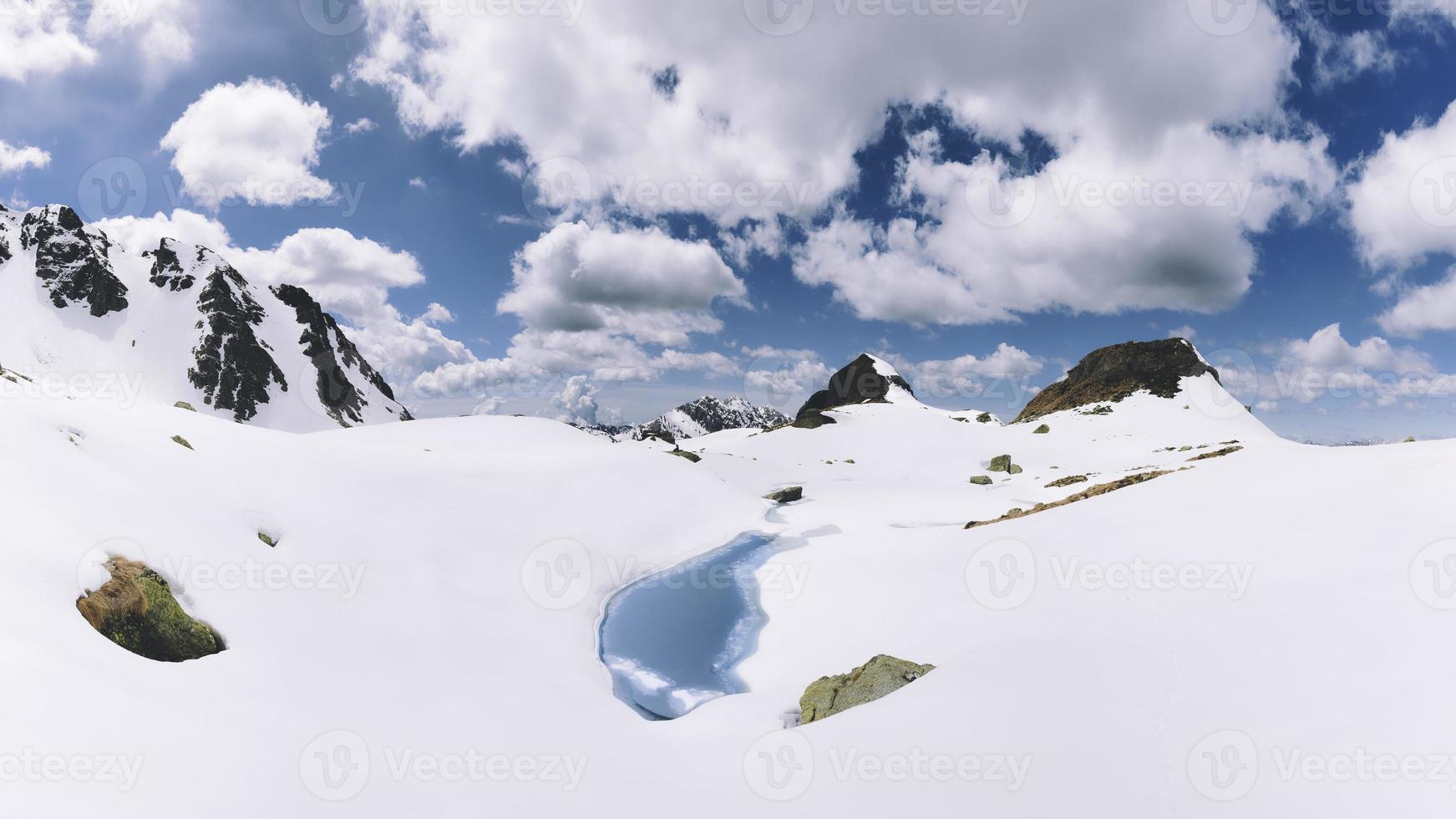 piccolo lago alpino esce dal disgelo in primavera foto