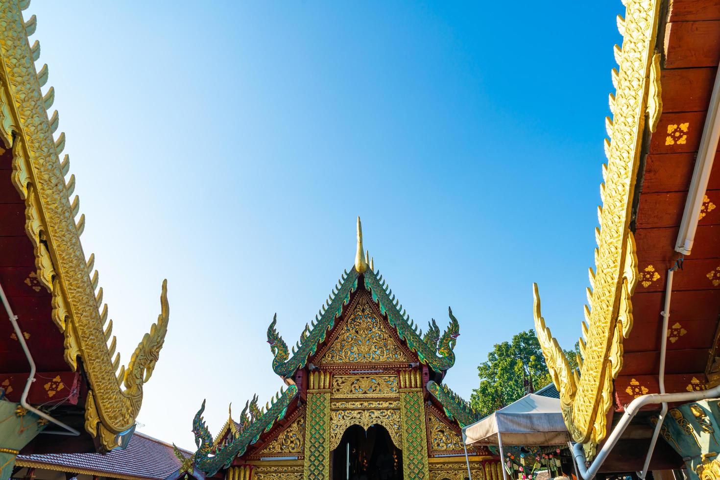 wat phra that doi kham tempio della montagna d'oro foto