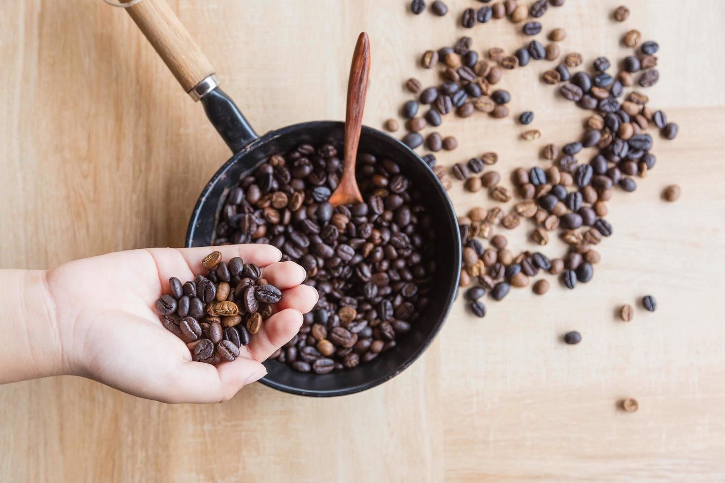 chicchi di caffè tostati in mano foto