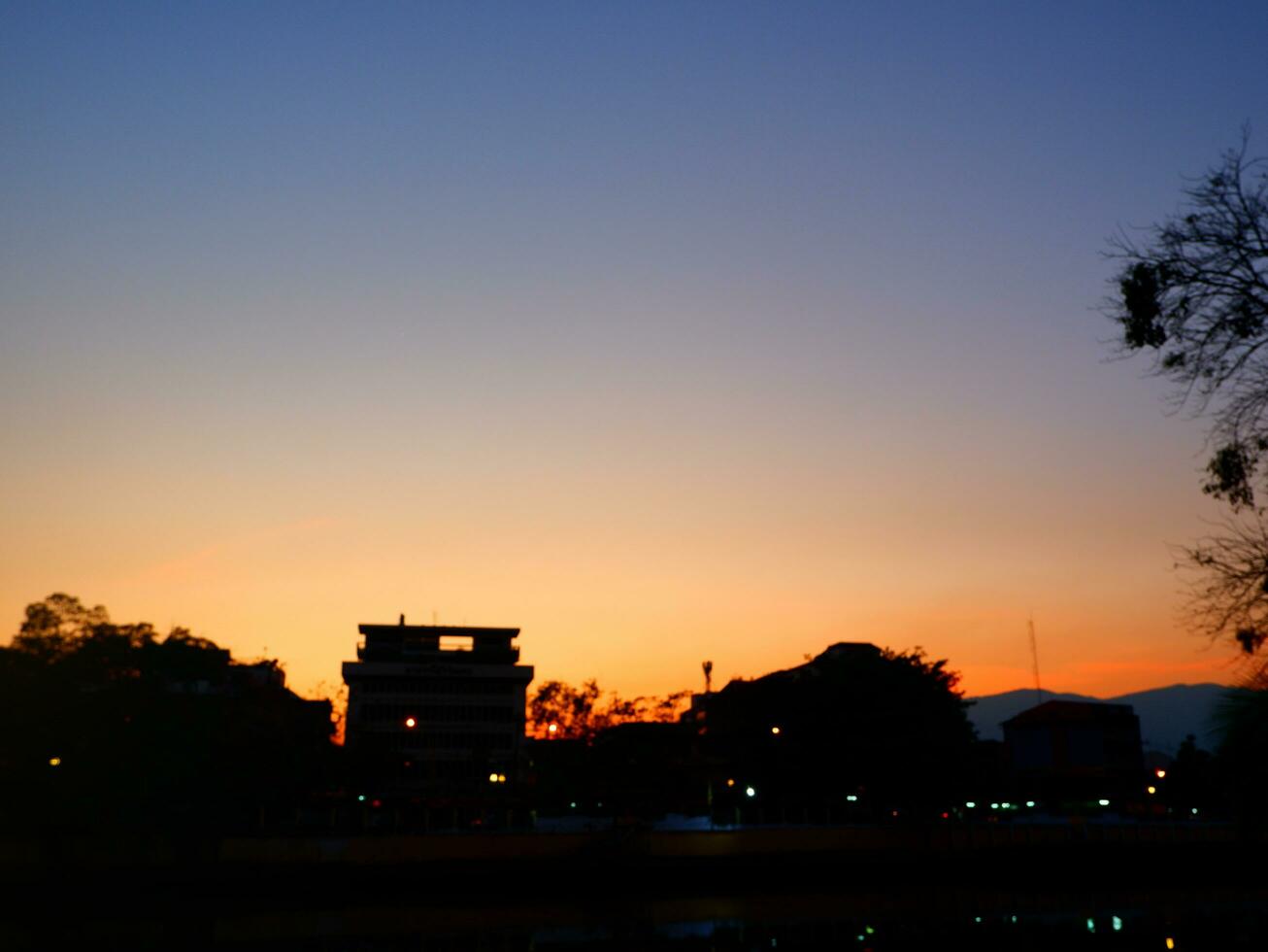 sfocato silhouette e tramonto foto