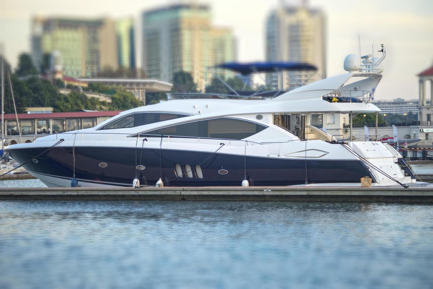 paesaggio marino con vista sui bellissimi yacht costosi foto