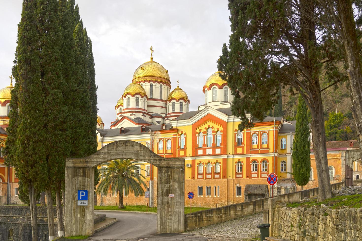 paesaggio con vista sull'antico monastero del nuovo athos abkhazia foto