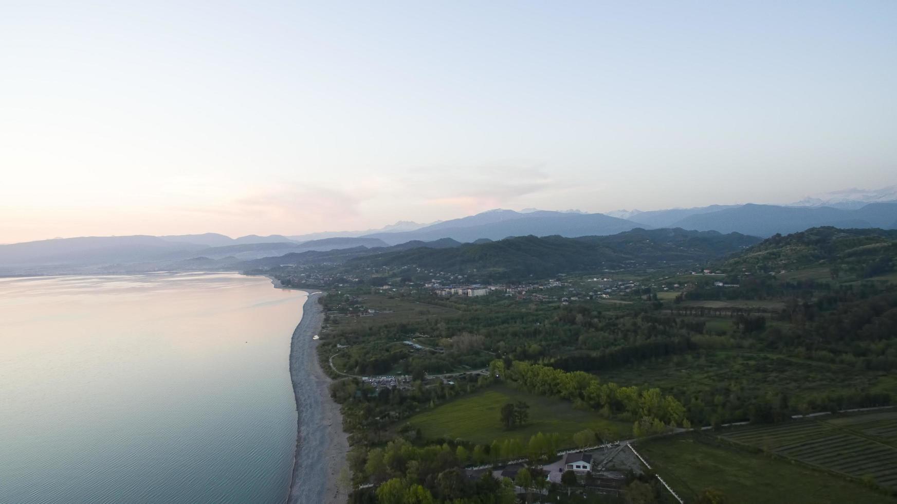 veduta aerea del paesaggio marino al tramonto foto