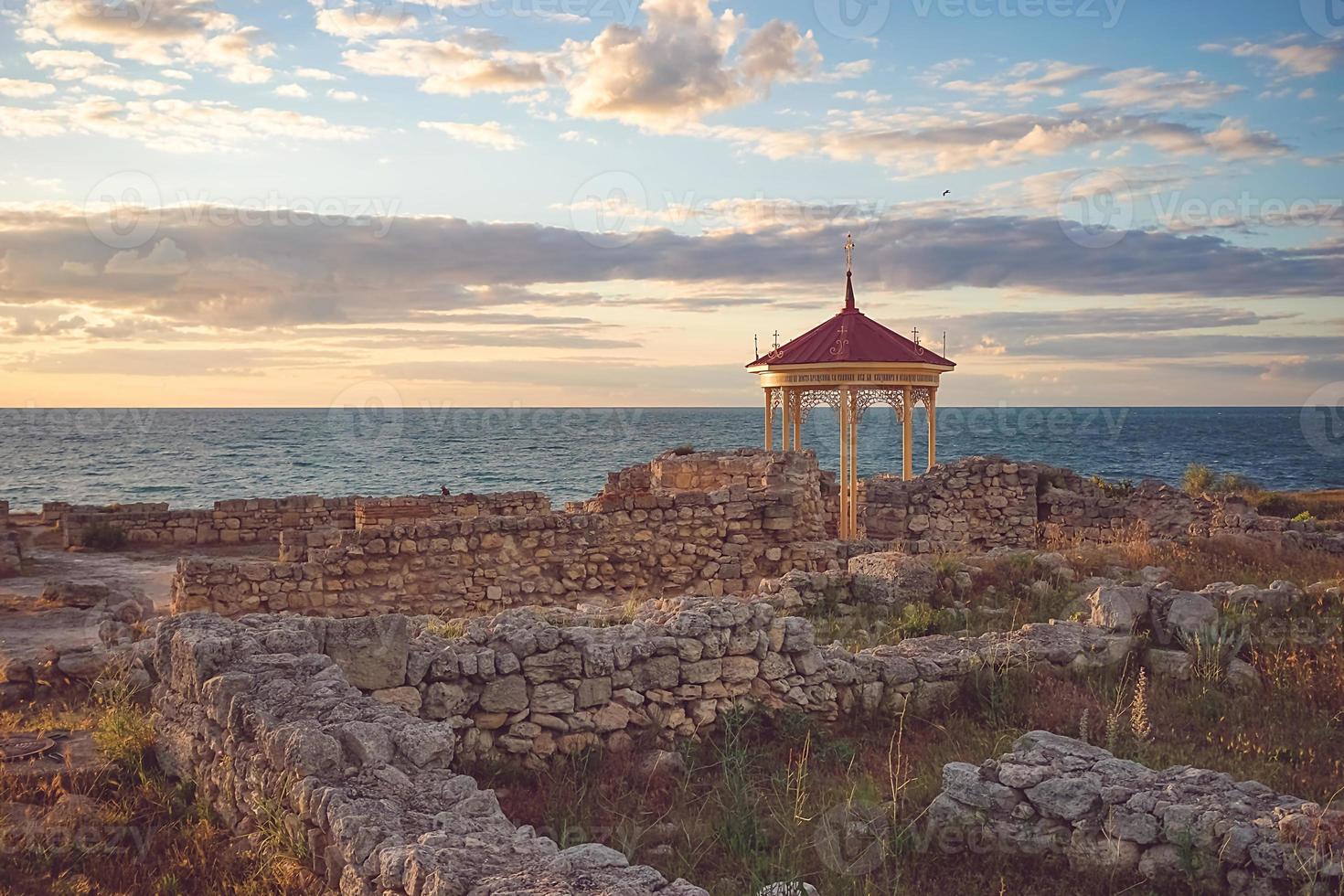 bellissimo paesaggio con tramonto e gazebo reale sullo sfondo del paesaggio marino. foto