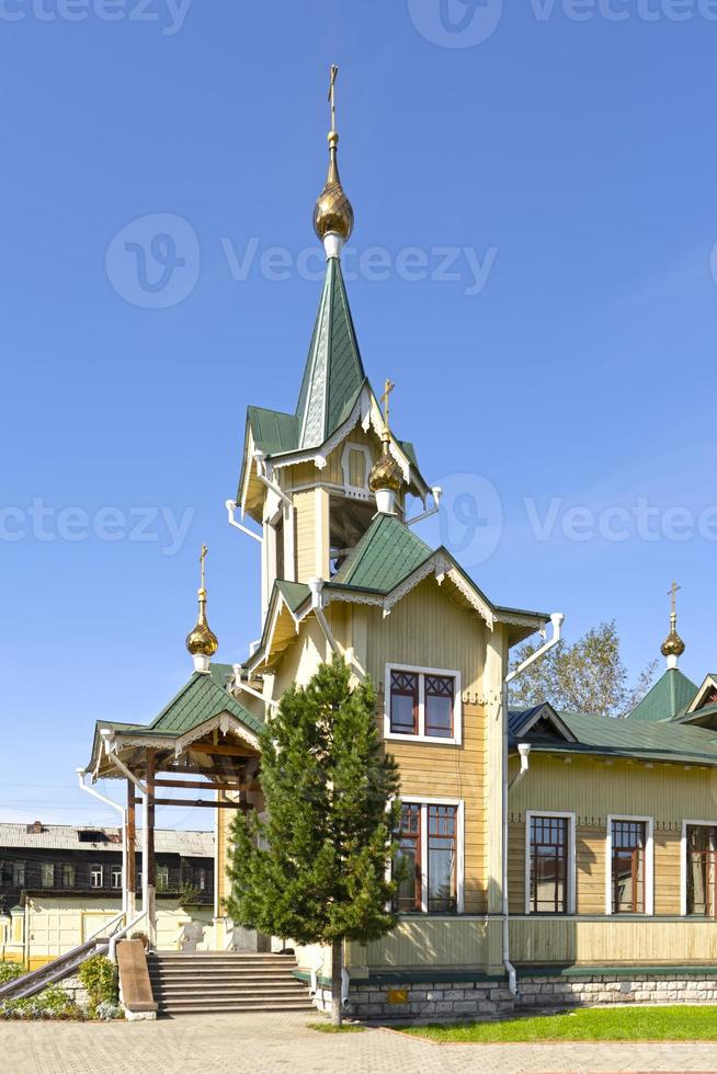 paesaggio con vista sulla chiesa di san nicola slyudyanka foto