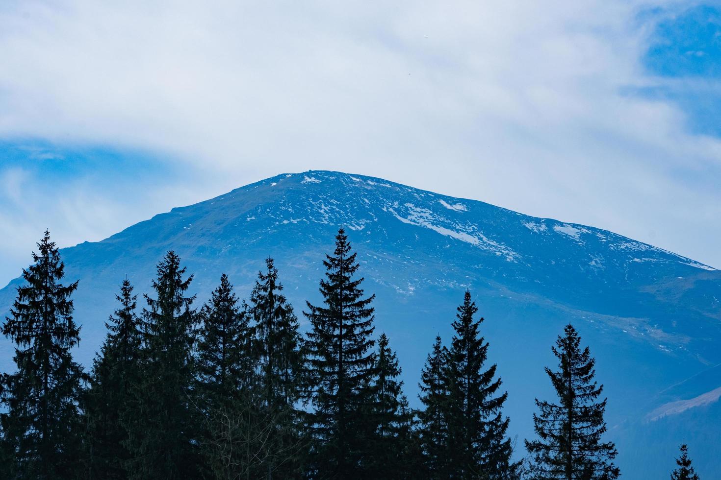 paesaggi con montagne carpatiche foto