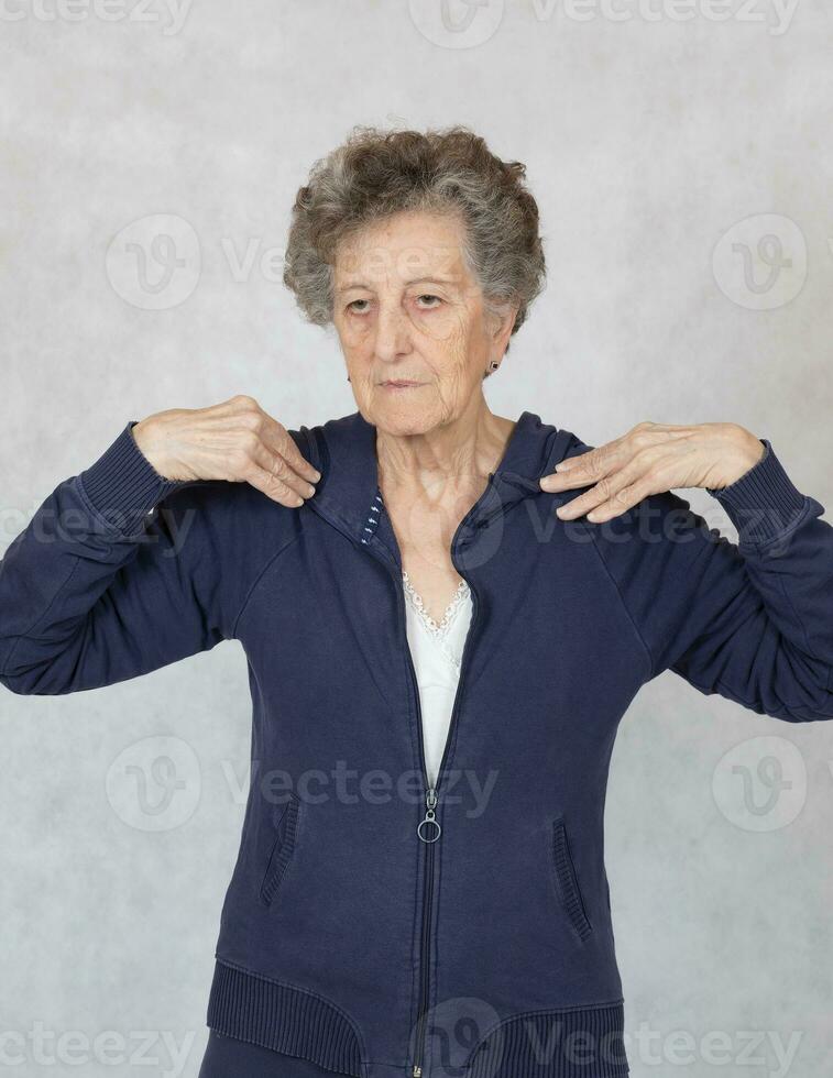 anziano donna è vestito nel un' sport costume foto