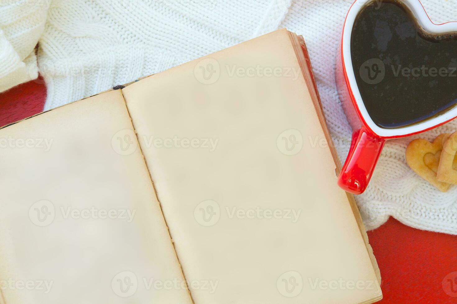 un Aperto libro e un' tazza di tè foto