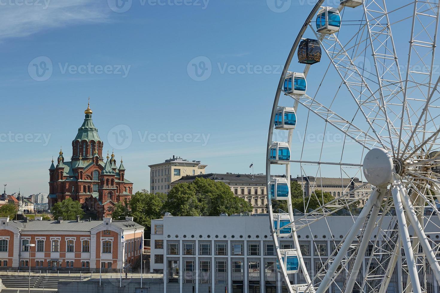 ruota panoramica e cattedrale uspenski a helsinki finlandia foto