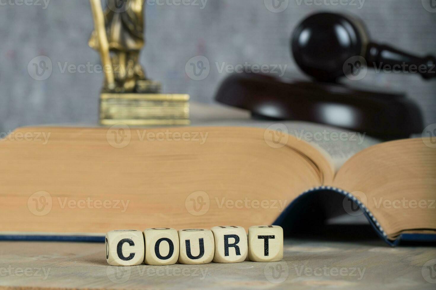 parola Tribunale composto di di legno lettere. foto