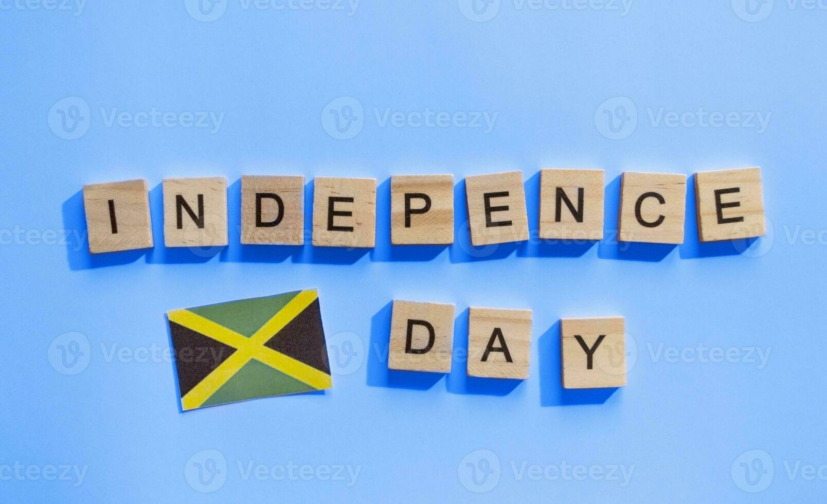 agosto 6, Giamaica indipendenza giorno, un' minimalista bandiera con il iscrizione nel di legno lettere foto