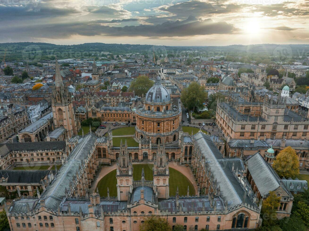 aereo Visualizza al di sopra di il città di Oxford con Oxford Università. foto