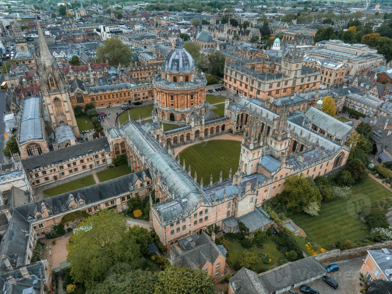 aereo Visualizza al di sopra di il città di Oxford con Oxford Università. foto