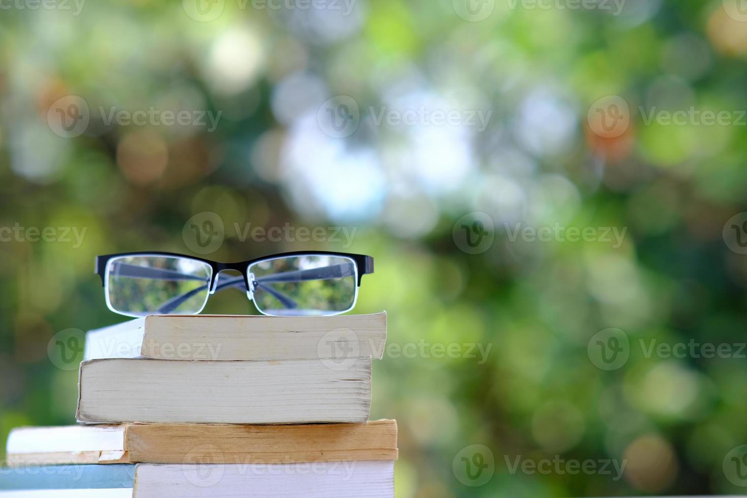 libro sul tavolo di legno e apprendimento dell'istruzione in biblioteca, impilare pile di libri sul tavolo e nello spazio foto