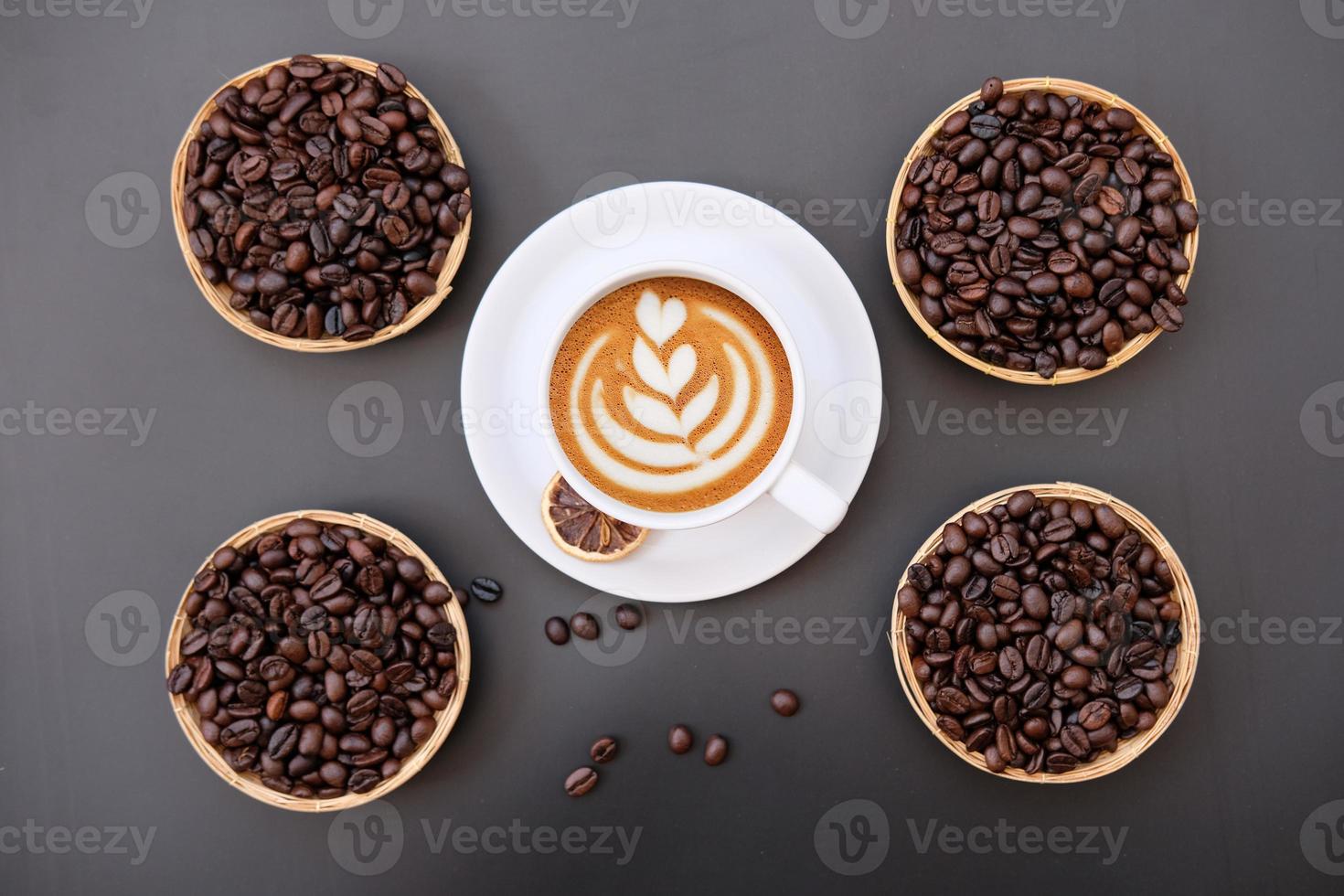 tazza di caffè sul fondo della tavola e caffè al mattino foto