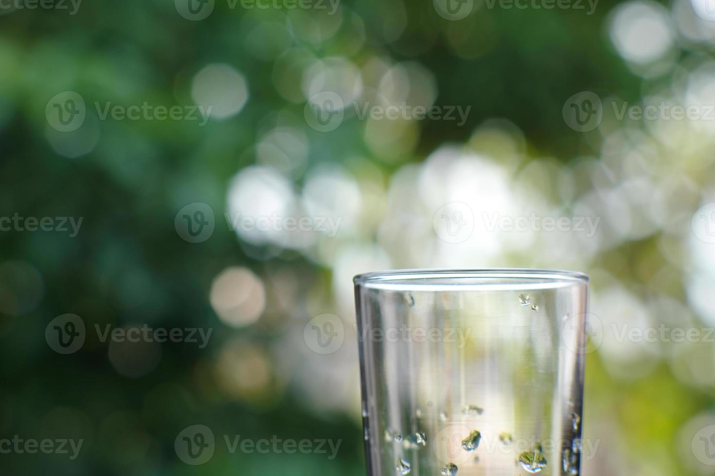 bicchiere di acqua potabile sullo sfondo del tavolo foto