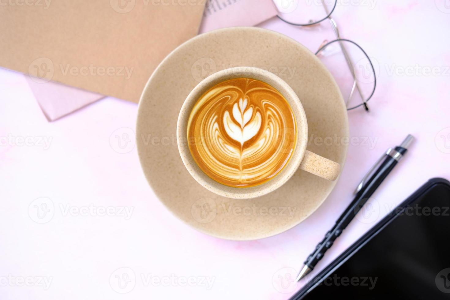 tazza di caffè sul fondo della tavola e caffè al mattino foto