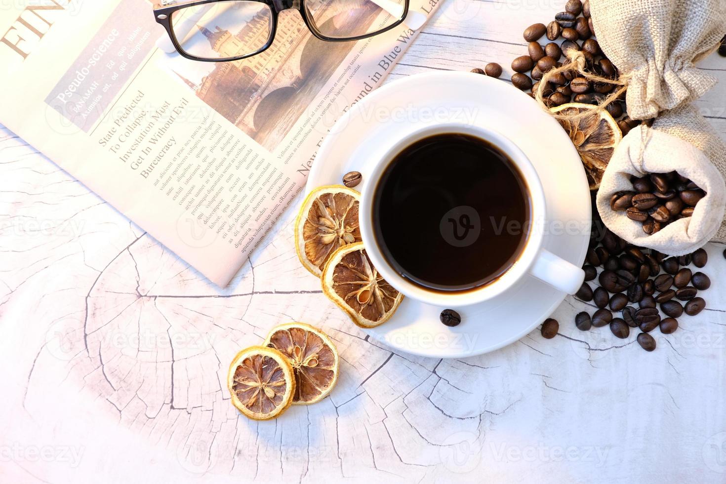 tazza di caffè sul fondo della tavola e caffè al mattino foto