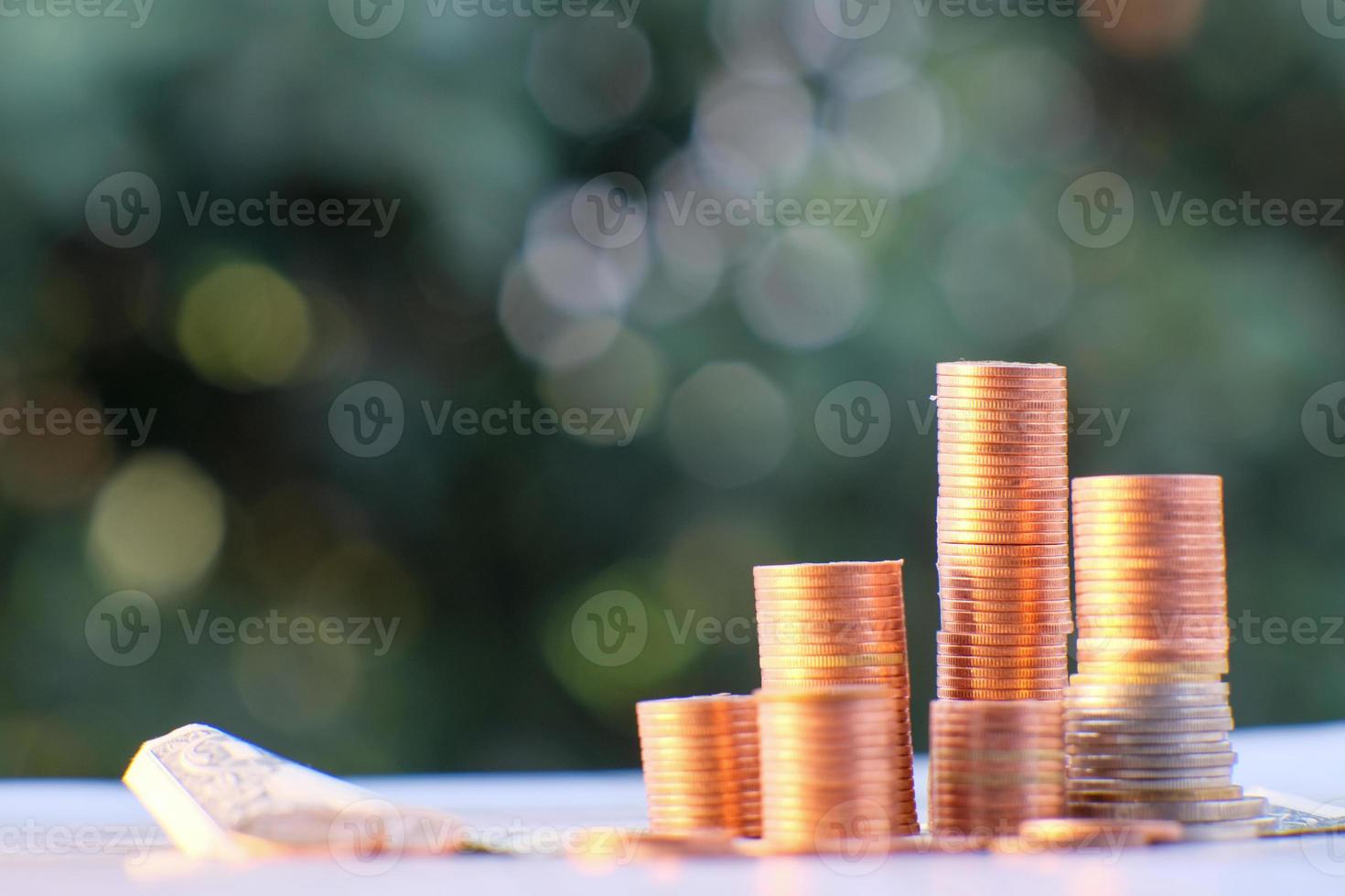 monete sullo sfondo del tavolo e risparmio di denaro e concetto di crescita aziendale, concetto di finanza e investimento foto