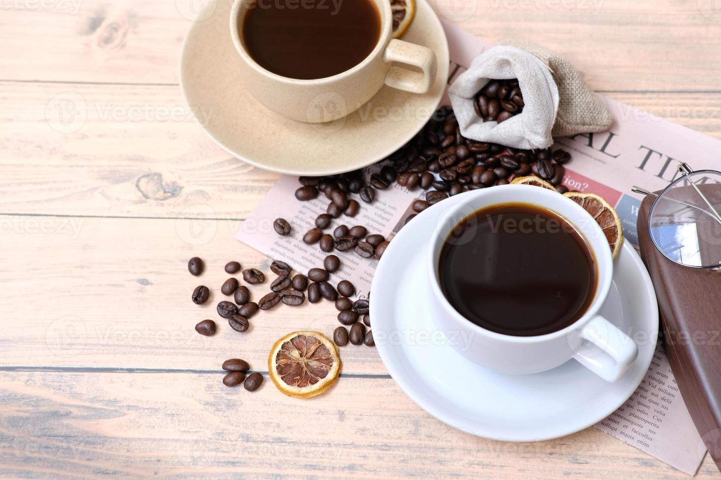 tazza di caffè sul fondo della tavola e caffè al mattino foto