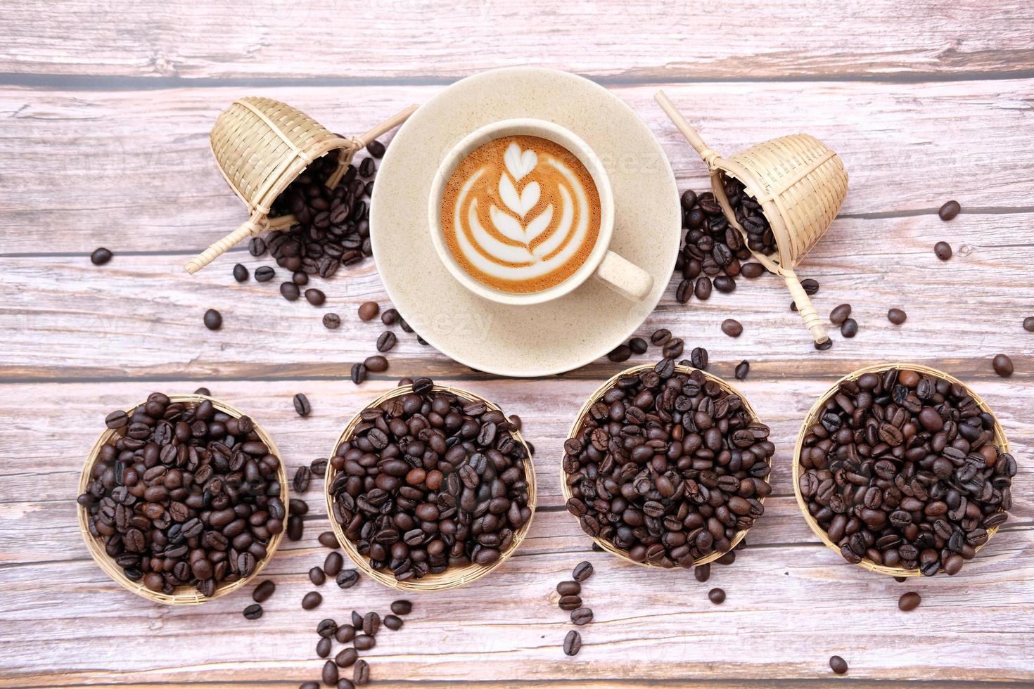 tazza di caffè sul fondo della tavola e caffè al mattino foto