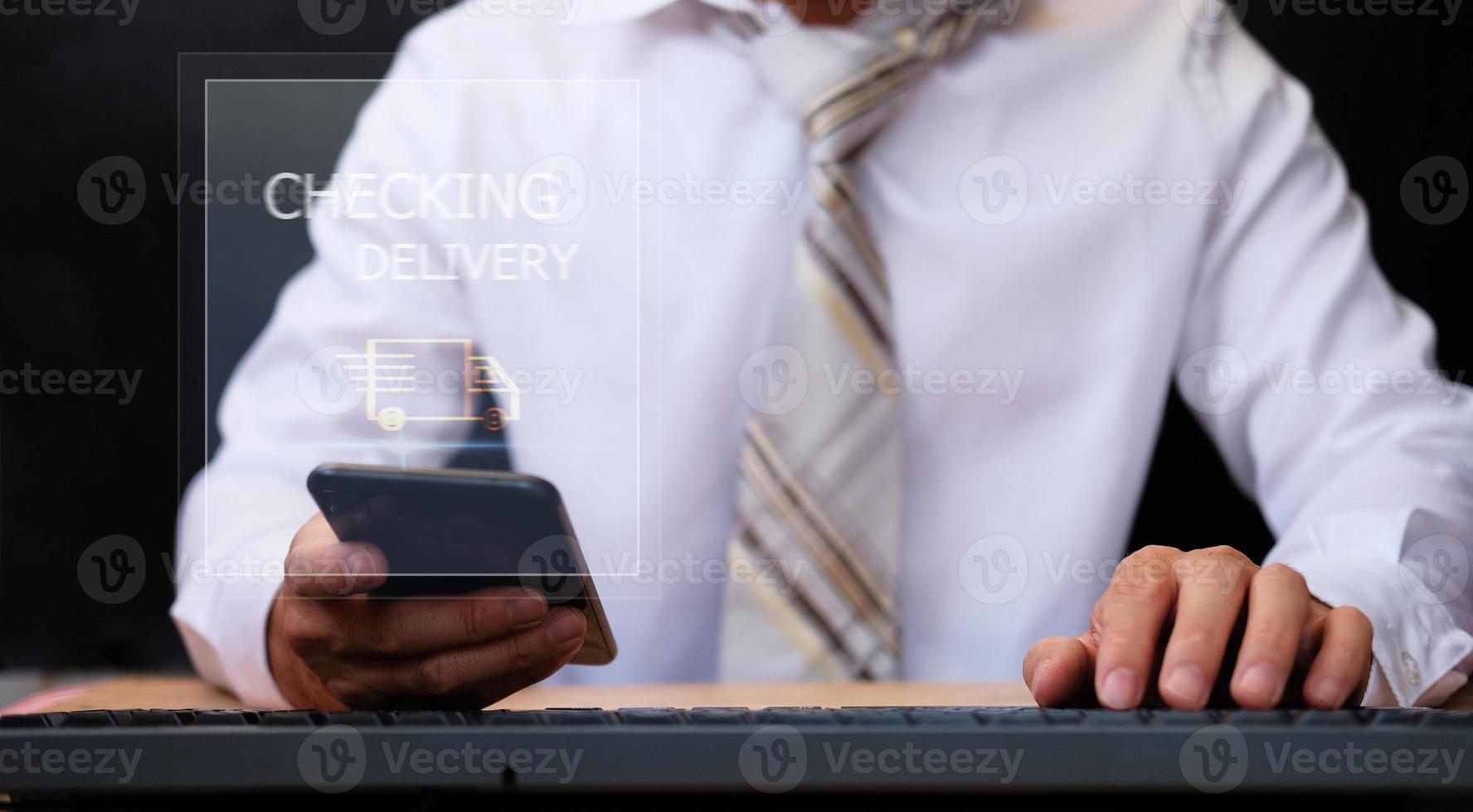 uomo d'affari che lavora su smartphone controllando il carico e tracciando la consegna per il trasporto e la rete globale di logistica intelligente foto