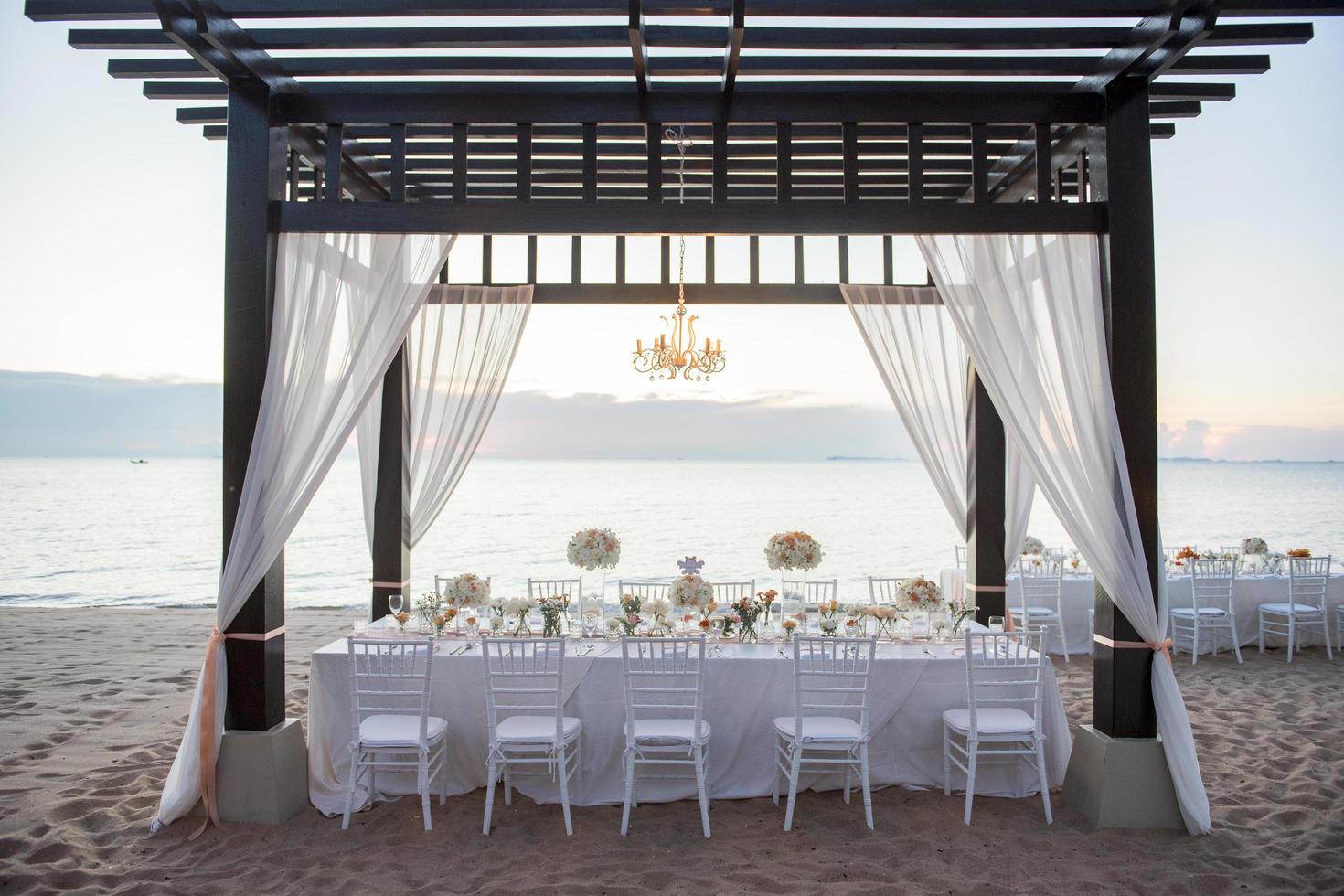 l'elegante tavolata in spiaggia foto