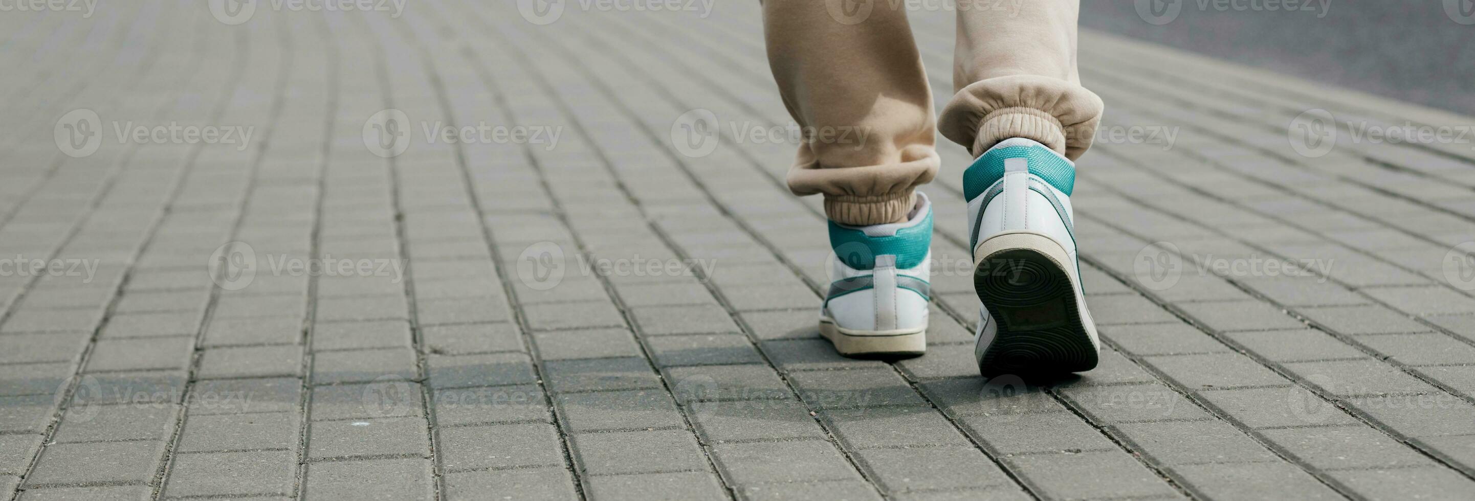 gambe nel pantaloni della tuta e scarpe da ginnastica foto