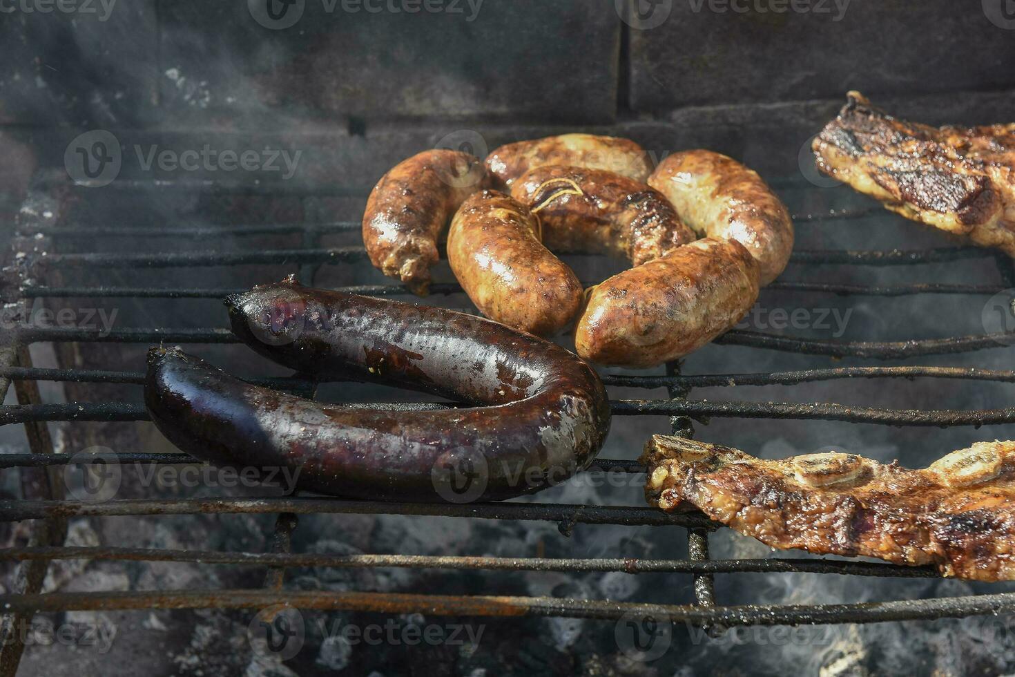 barbecue, grigliato salsicce e mucca carne , tradizionale argentino cucina foto